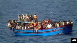 Un bateau surpeuplé de migrants dans la mer Méditerranée, le 29 juin 2014. 