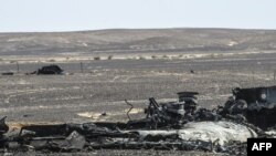 Puing pesawat Rusia A321 yang jatuh di Wadi al-Zolomat, kawasan pegunungan di Semenanjung Sinai Mesir, 1 November 2015. 