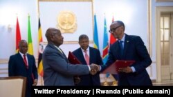 Rais Paul Kagame wa Rwanda (Kulia) na Rais Yoweri Museveni wa Uganda