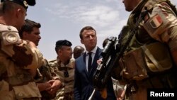 Emmanuel Macron avec des soldats français, Gao, Mali, 19 mai 2017.