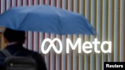 Logo Meta Platforms terlihat di Davos, Swiss, 22 Mei 2022. Meta disebut akan memulai Pemutusan Hubungan Kerja (PHK) besar-besaran pada pekan ini yang akan berdampak pada ribuan karyawan. (Foto: REUTERS/Arnd Wiegmann)