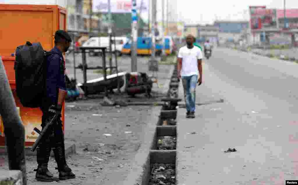 Polisi mmoja wa kongo akitizama maandamano katika mji mkuu wa Kinshasa, Disemba 20 2016.