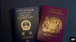 Pasipoti ya Uingereza na Pasipoti ya Hong Kong, zilizopigwa picha siku ya Ijumaa, Jan. 29, 2021. China imesema Ijumaa haitaendelea kuitambua pasipoti ya UIngereza.