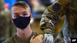 Seorang tentara AS menerima vaksinasi COVID-19 (foto: ilustrasi).