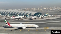 FILE PHOTO: Ndege za Emirates zikionekana uwanja wa ndege wa kimataifa wa Dubai nchini Dubai, Umoja wa Falme za Kiarabu Januari 13, 2021. REUTERS/Abdel Hadi Ramahi/File Photo