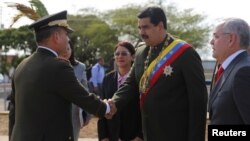 Nicolas Maduro (à droite) serre la main à son ministre de la défense, Vladimir Padrino Lopez, San Felix, Venezuela, le 11 avril 2017.
