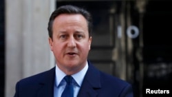 Perdana Menteri Inggris David Cameron berbicara setelah Inggris memutuskan untuk keluar dari Uni Eropa, di luar kantornya di London (24/6).(Reuters/Stefan Wermuth)