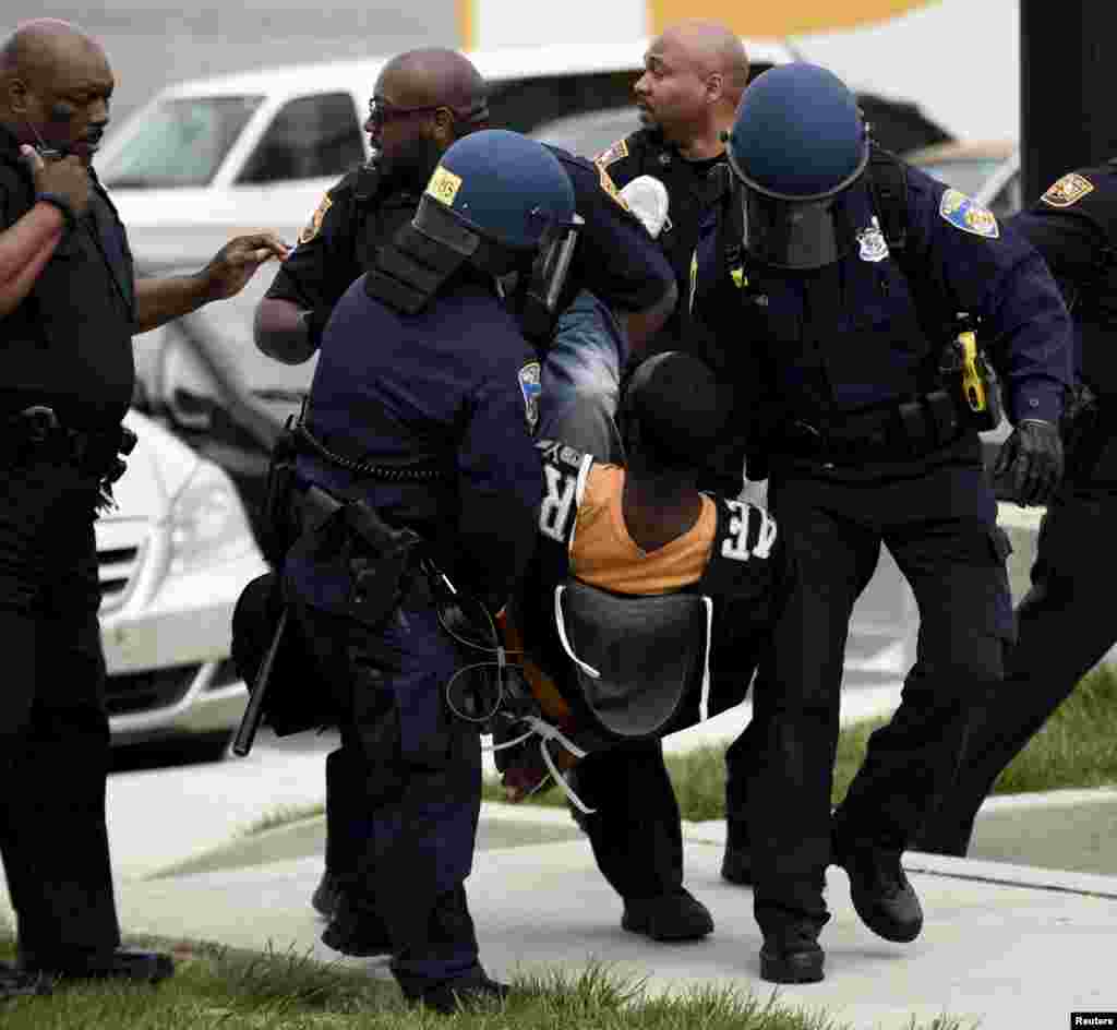 Policemen detain a protester near Mondawmin Mall after Freddie Gray's funeral in Baltimore, Maryland, April 27, 2015.