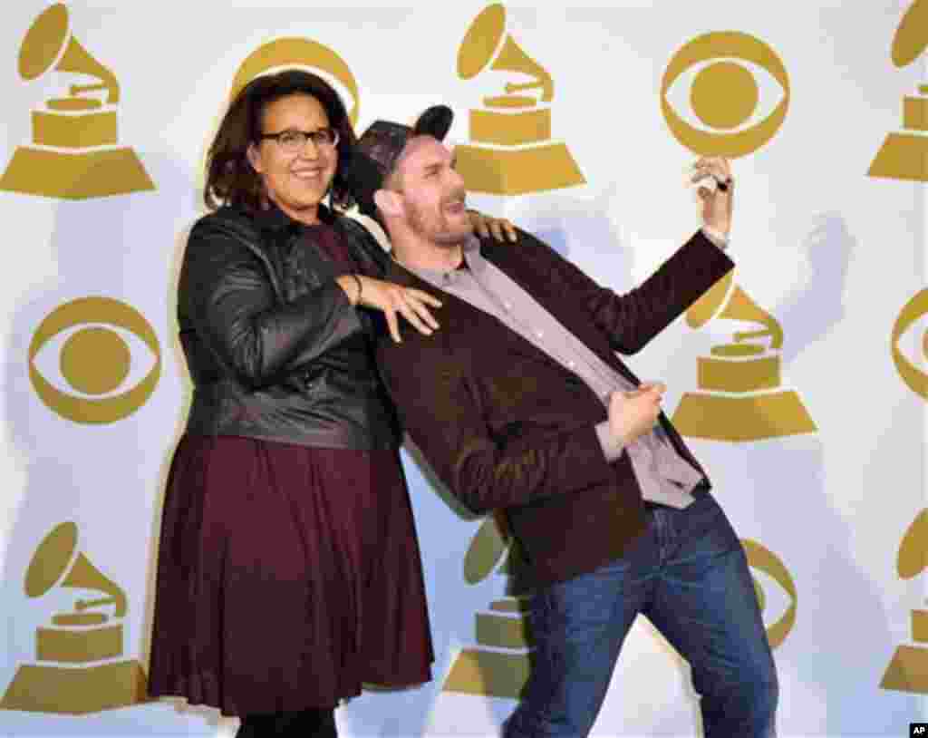 Brittany Howard (kiri) dan Steve Johnson dari 'Alabama Shakes' berpose di belakang panggung Nominasi Grammy di Nashville, Tennessee, 5 Desember 2012.