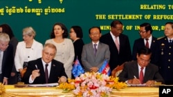Le ministre de l'immigration australien Scott Morrison, à gauche, à Phnom Penh, Cambodge, le 26 septembre 2014.