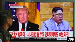 Le président Donald Trump et le dirigeant nord-coréen Kim Jong Un sur un écran télévisée à Seoul, le 9 mars 2018. 