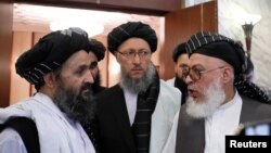 طالبان کے اعلیٰ مذاکرات کار ملا عبدالغنی برادر اور سیاسی دفتر کے سربراہ محمد عباس سٹانکزئی ماسکو میں امن بات چیت کے دوران۔ (فائل فوٹو)