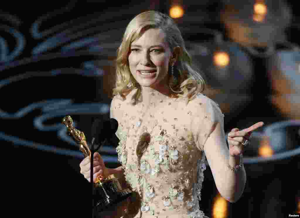 Cate Blanchett menerima penghargaan aktris terbaik untuk perannya dalam film &quot;Blue Jasmine&quot;. (Reuters/Lucy Nicholson)