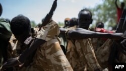 Un enfants soldat à Tenet, près de Pibor, au Soudan du Sud, le 26 octobre 2016. 