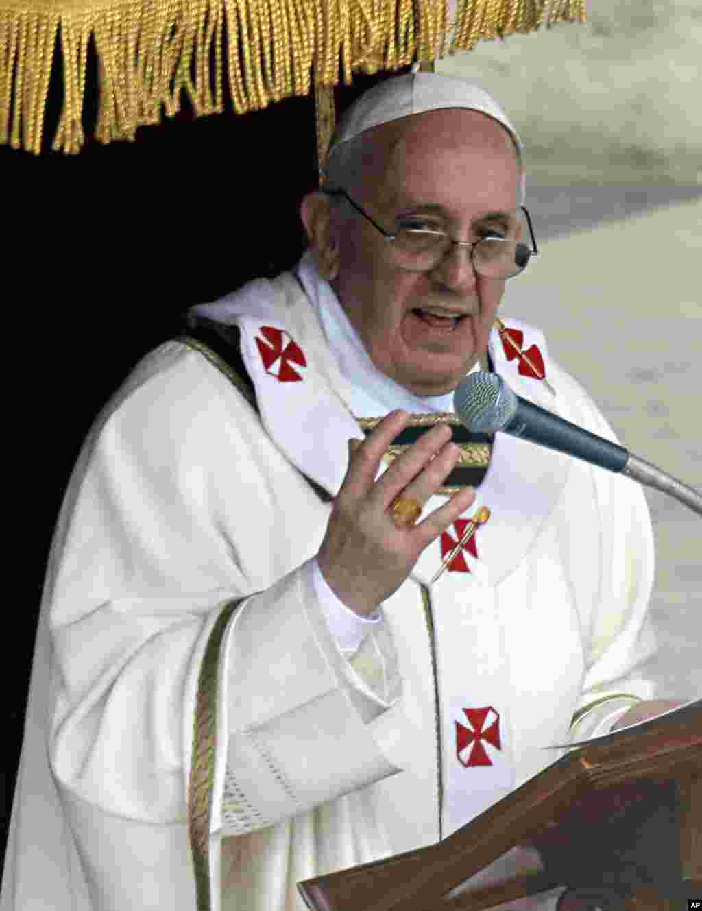 Pope Francis celebrates his inaugural mass in Saint Peter&#39;s Square at the Vatican, March 19, 2013.