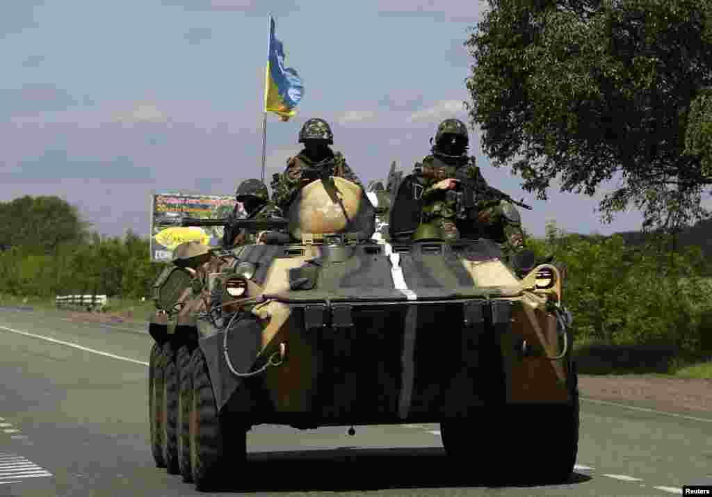 Sebuah kendaraan lapis baja milik militer Ukraina berpatroli di sebelah utara kota Slovyansk di Ukraina timur (13/5).