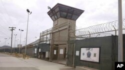 Gerbang menuju Kamp 5 dan Kamp 6 di penjara Teluk Guantanamo, Kuba.