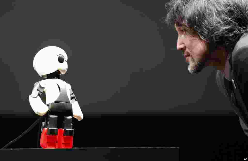 Robot manusia 'Kirobo' melakukan pembicaraan dengan Fuminori Kataoka, seorang GM di Toyota Motor Corp, pada saat pembukaan pameran robot kepada media di Tokyo, Jepang.
