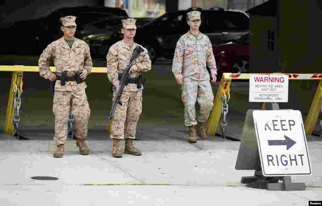 Para anggota Korps Marinir Amerika Serikat berjaga-jaga di barak mereka seiring respon polisi terhadap penembakan di markas Angkatan Laut Washington.