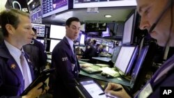 Le cours du baril de "light sweet crude" (WTI) pour livraison en mai perdait 1,41 dollar à 36,93 dollars sur le New York Mercantile Exchange (Nymex).