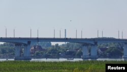 Антонівський міст у Херсоні сполучає лівий і правий береги Дніпра. Зруйнувавши його, українці змогли перервати російські поставки зброї з окупованого Криму. Україна, 27 липня 2022 року. REUTERS/Олександр Ермоченко