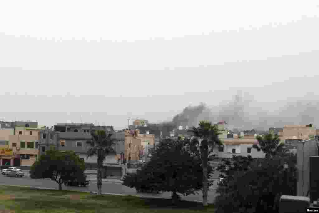 Heavily armed gunmen stormed into Libya&#39;s parliament on Sunday, May 18 after attacking the building with anti-aircraft weapons and rocket-propelled grenades, witnesses and residents said, Tripoli, May 18, 2014. &nbsp;