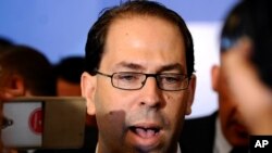 Le Premier ministre tunisien Youssef Chahed répond aux questions des journalistes au palais présidentiel à Tunis, 3 août 2016.