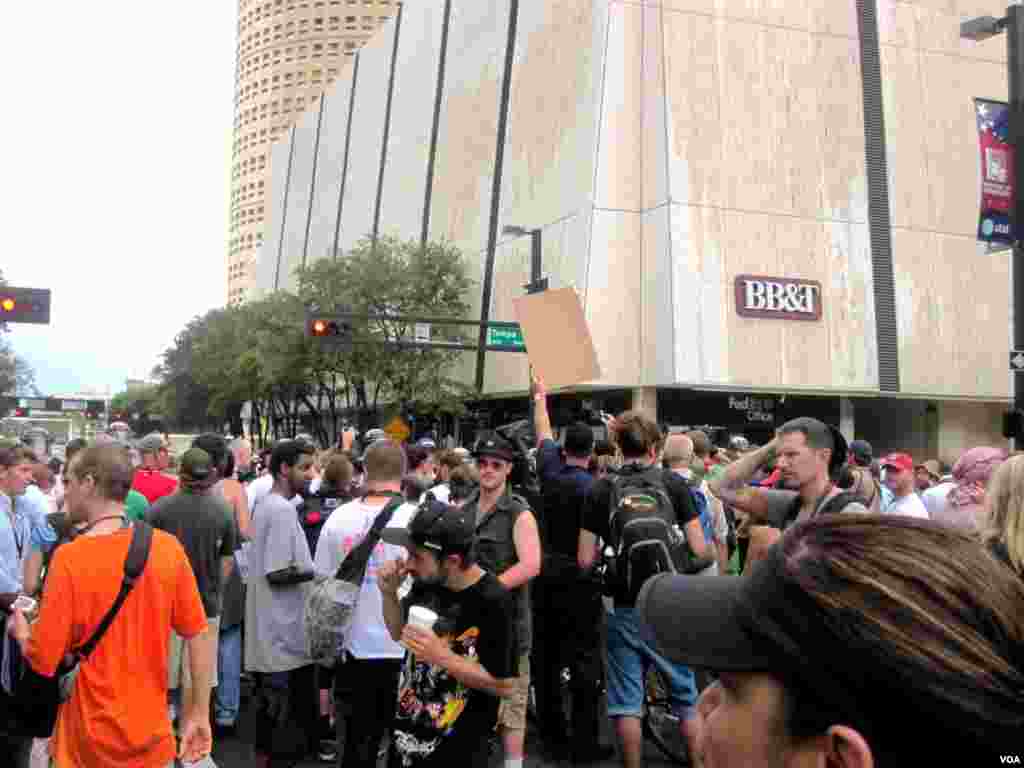 Sekitar seratus orang anggota kelompok Occupy Tampa menggelar aksi protes di dekat arena Konvensi Nasional Partai Republik, Tampa, Florida, Senin (Eva Mazrieva/VOA).