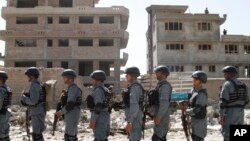Polisi Afghanistan melakukan penjagaan di dekat bandara Kabul (10/6). 299 polisi Afghanistan tewas akibat serangan pemberontak selama Juni 2013. 