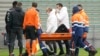 Jami'an lafiya sun tafi da Neymar na PSG daga filin wasa a kan gadon bayan raunin da ya samu a wasan kwallon kafa na Faransa tsakanin Saint-Etienne da Paris Saint Germain, a Saint-Etienne, tsakiyar Faransa, Lahadi, 28 ga Nuwamba, 2021. (AP Photo) /Laurent