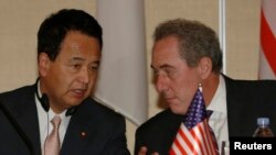 Menteri Ekonomi Jepang Akira Amari (kiri) berbicara dengan perunding utama AS, Michael Froman dalam pembicaraan kemitraan Trans Pasifik di Singapura tahun lalu (foto: dok).