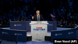 kandidat calon presiden AS dari Partai Republik, Donald Trump, berbicara di konferensi kebijakan Komite Urusan Publik Amerika Israel (AIPAC) (21/3). (AP/Evan Vucci)