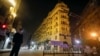 Un officier de police se tient dans la rue Qasr El Nil pendant le couvre-feu nocturne pour contenir la propagation de la maladie à coronavirus (COVID-19), au Caire, Égypte, le 25 mars 2020. REUTERS / Mohamed Abd El Ghany - RC28RF9HOEIP