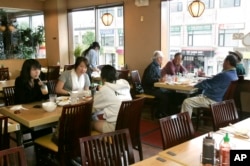 미국 뉴저지주 팰리세이즈파크의 한국 식당에서 주민들이 식사를 하고 있다.