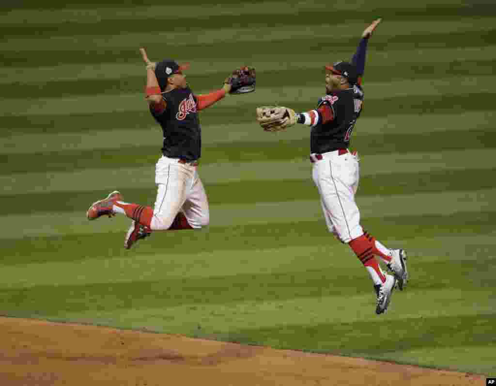 កីឡាករ Francis Lindor និង​ Rajai Davis នៃ​ក្រុម​កីឡា​វាយកូនបាល់ Cleveland Indians ធ្វើ​ការ​អបអរសាទរ​ជ័យជម្នះ​នៅ​ក្នុង​ការ​ប្រកួត​ហ្គេម​ទី​មួយ​ ជាមួយ​នឹង​ក្រុម Chicago Cubs ក្នុង​ក្រុង Cleveland រដ្ឋ Ohio កាល​ពី​ថ្ងៃ​ទី២៥ ខែ​តុលា ឆ្នាំ​២០១៦។&nbsp;