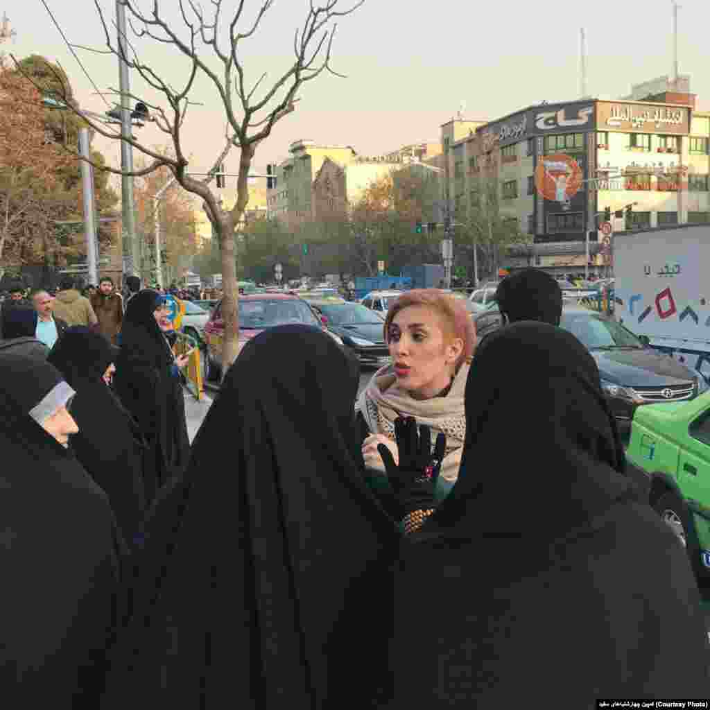 اعتراض به حجاب تهران -&nbsp; صفحه کمپین چهارشنبه&zwnj;های سفید در شرح این عکس نوشت:&zwnj;حتی وقتی دورم جمع میشن و با لحن تند بازخواستم میکنند ؛ کاملا مسالمت امیز از حق ازادیِ حجابِ سلب شده ام دفاع می&zwnj;کنم.