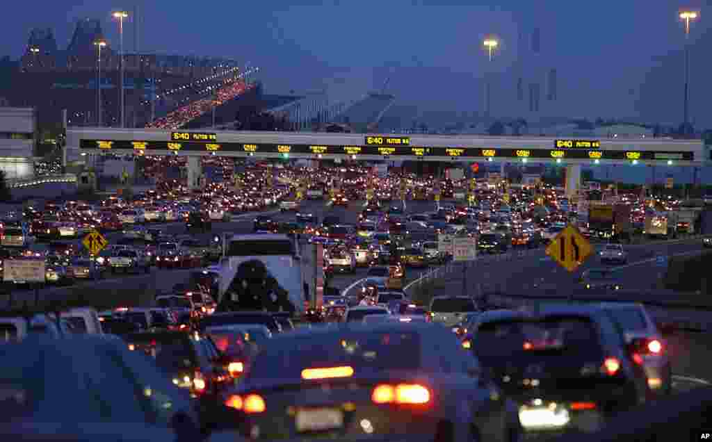 Commuters wait to pay their tolls on the San Francisco-Oakland Bay Bridge in Oakland, California, USA. Negotiations between the two largest unions representing more than 2,300 Bay Area Rapid Transit workers and BART management broke off despite the request of California Gov. Jerry Brown in a last-ditch effort to reach a deal.