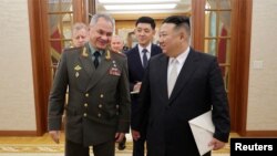 Kiongozi wa Kim Jong Un akiwa na waziri wa
Ulinzi wa Russia Sergei Shoigu mjini Pyongyang, Alhamisi