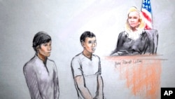 Sketsa jalannya persidangan yang dilukis oleh seniman Jane Flavell Collins ini menggambarkan sosok Dias Kadyrbayev (kiri) dan Azamat Tazhayakov saat disidang di pengadilan federal Moakley, Boston (1/5). Dua teman kuliah Dzhokhar Tsarnaev ini, bersama seorang warga AS Robel Phillipos ditangkap pihak berwajib atas tuduhan menghalangi penyelidikan pemboman maut Marathon Boston. (AP Photo/Jane Flavell Collins)