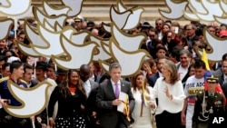 Colombia's President Juan Manuel Santos carries to Congress the peace deal with rebels of the Revolutionary Armed Forces of Colombia, FARC, in Bogota, Aug. 25, 2016.