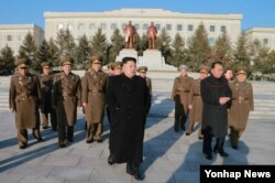 북한의 리병철 노동당 제1부부장(붉은 원 안) 이 김정은 국무위원장을 수행하고 있다. (자료사진)