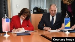 Ministar Dragan Mektić i američka ambasadorica u BiH Maureen Cormack potpisuju memorandume kojim će SAD donirati Graničnu policiju i Direkciju za koordinaciju policijskih tijela, Sarajevo, 27. mart 2018.