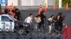 Pasukan keamanan Thailand mengevakuasi orang-orang yang berada di luar pusat perbelanjaan Terminal 21 menyusul baku tembak dengan pria bersenjata pelaku penembakan massal di Nakhon Ratchasima, Thailand, Minggu, 9 Februari 2020. 