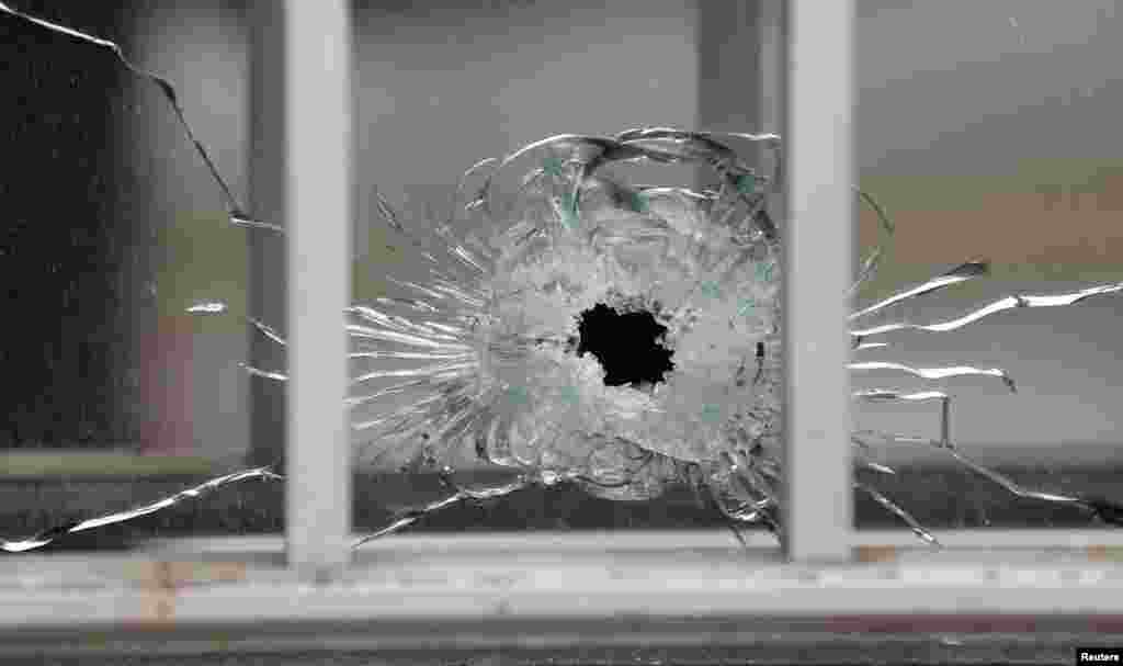 L'impact d'une balle est visible sur une fenêtre après une fusillade dans les bureaux parisiens de Charlie Hebdo, un hebdomadaire satirique, Paris, le 7 janvier 2015.