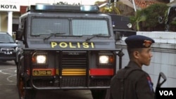Seorang polisi dengan senjata berjaga-jaga di kompleks Polresta Cirebon, Kamis (14/4).