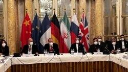 Enrique Mora, dari European External Action Service, dan Ali Bagheri Kani, kepala negosiator nuklir Iran, menunggu dimulainya pembicaraan tentang kesepakatan nuklir Iran di Wina, Austria, 3 Desember 2021. (Foto: Reuters)