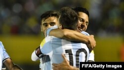 Lionel Messi dans les bras d'un de ses coéquipiers après la victoire 3-1 contre l'Equateur, Quito, le 10 octobre 2017 (FIFA)