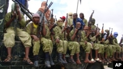 Des combattants Shebab patrouillent à bord d’un véhicule à Mogadiscio, Somalie, 30 octobre 2009. 