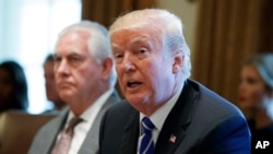 Le secrétaire d'Etat américain Rex Tillerson, à gauche, écoute le président Donald Trump à la Maison Blanche, Washington, 20 novembre 2017.