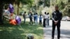 Seorang pria berdiri di dekat lokasi TKP pembunuhan Ahmaud Arbery, yang dilakukan oleh tiga pria kulit putih, di Georgia, AS, pada 8 Mei 2020. Sidang kasus tersebut akan segera digelar dalam waktu dekat. (Foto: Reuters/Dustin Chambers) 